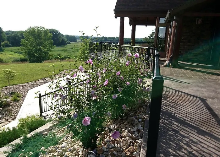 Stunning Private Getaway With Gorgeous Fireplace Near Quincy, Illinois Loraine